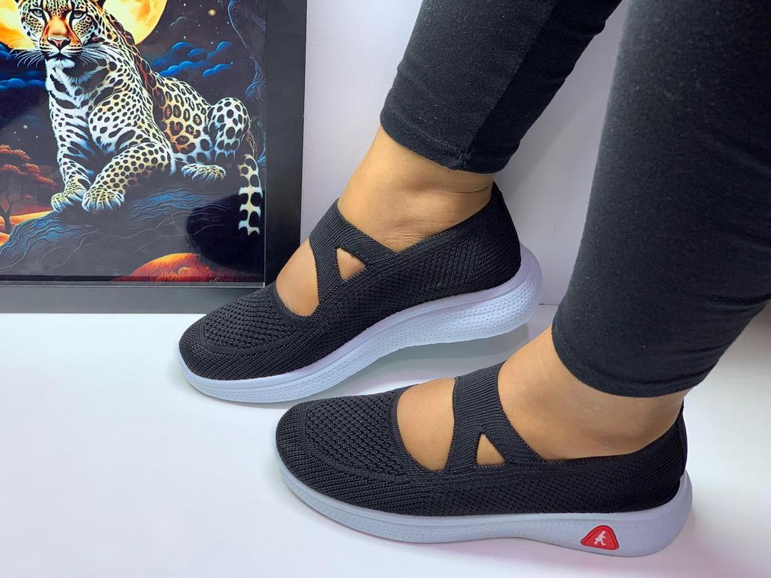 Ladies breathable black slip-on casual shoes